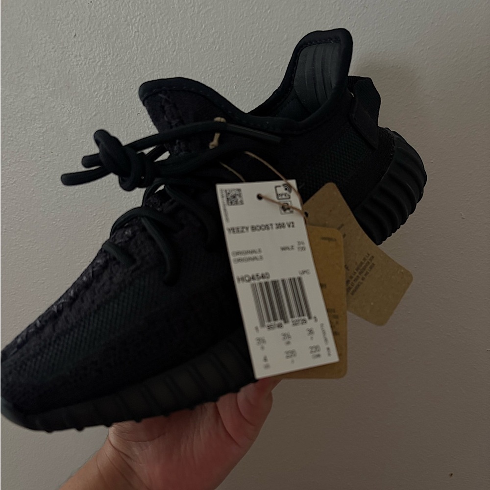 YZY 350 V2 - Onyx Size 4
